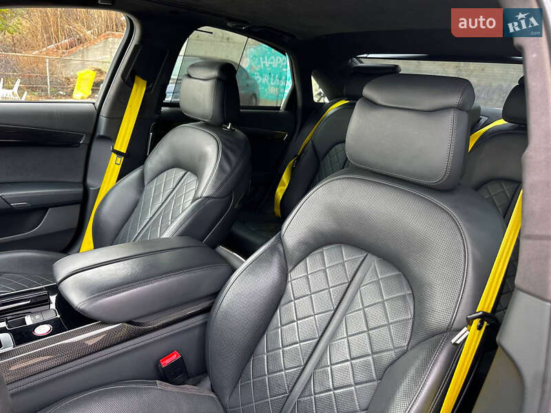 Седан Audi S8 2014 в Ужгороді