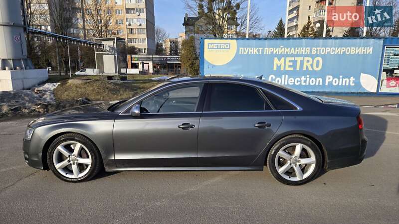 Седан Audi S8 2013 в Зборове