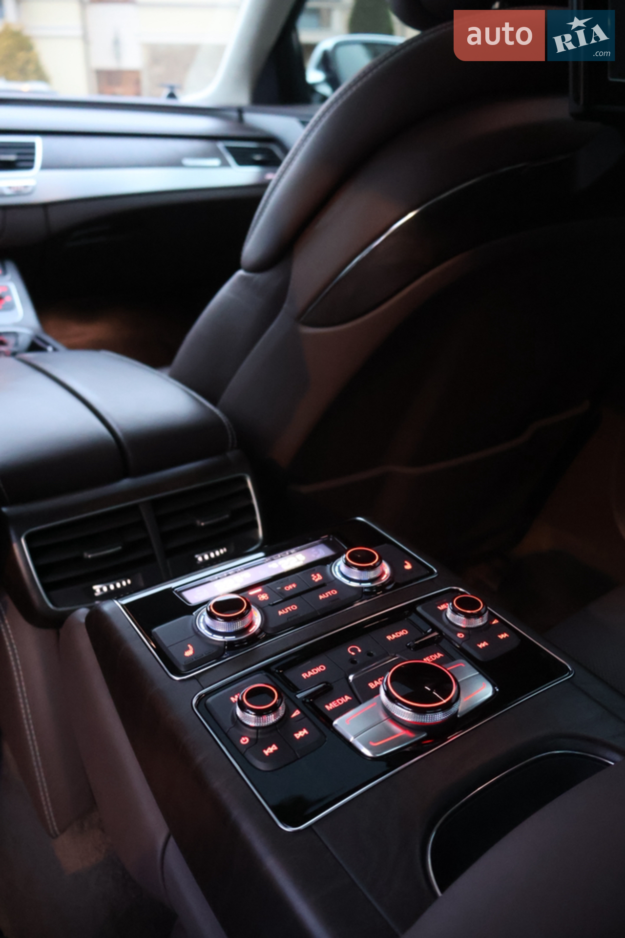 2013 Audi S8 - мініатюра 8