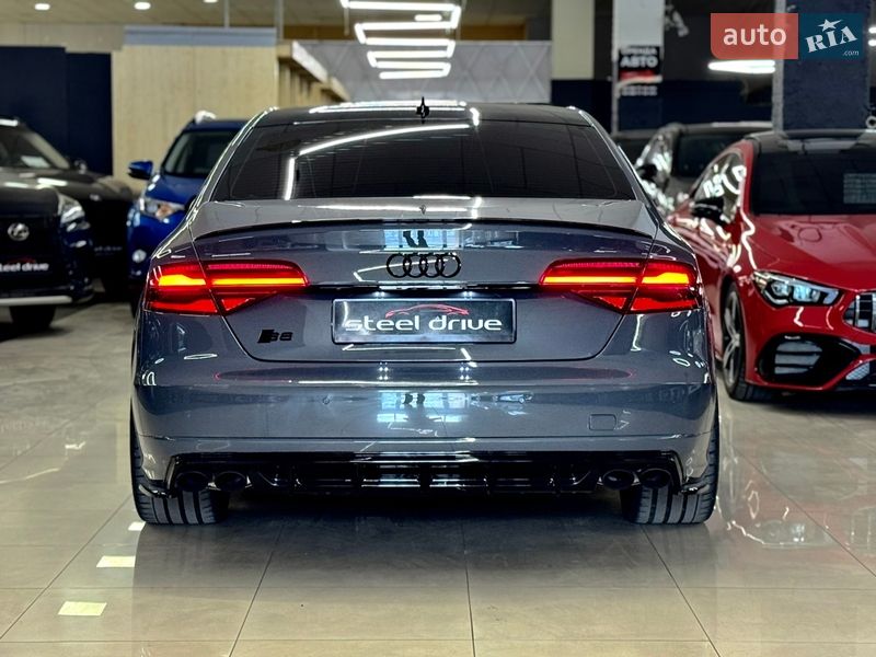 Седан Audi S8 2016 в Николаеве