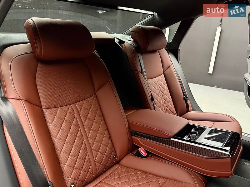 Седан Audi S8 2026 в Киеве