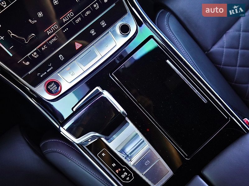 Седан Audi S8 2024 в Львове