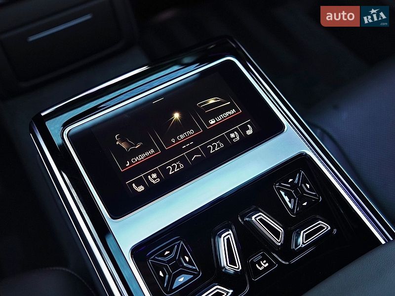 Седан Audi S8 2024 в Львове