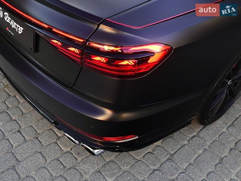 Седан Audi S8 2024 в Львове