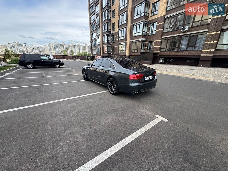 Седан Audi S8 2012 в Чернигове
