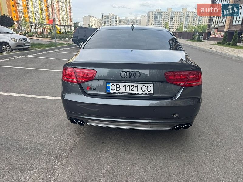 Седан Audi S8 2012 в Чернигове
