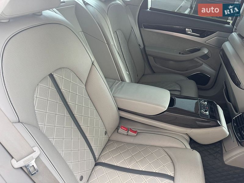 Седан Audi S8 2012 в Чернигове