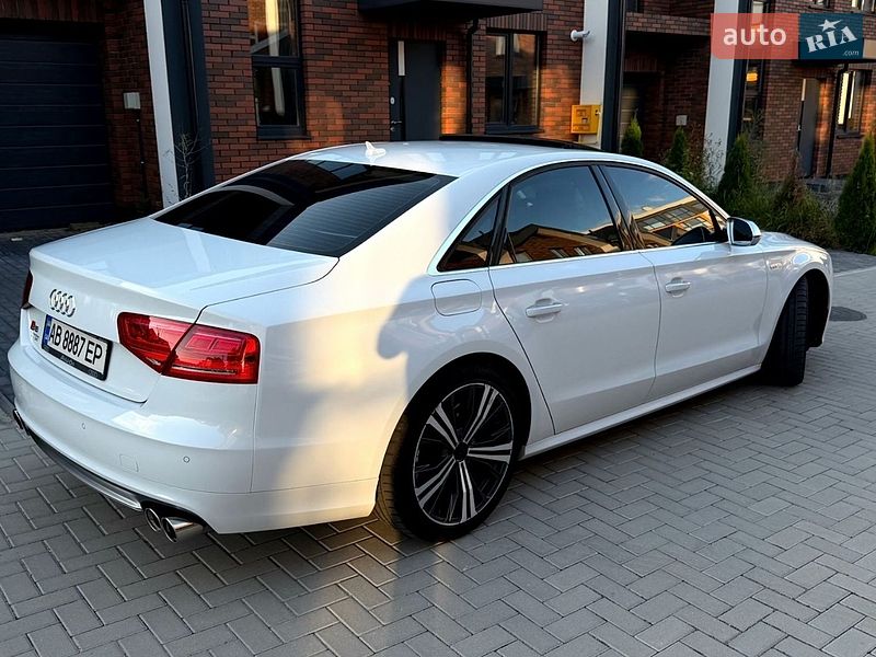 Седан Audi S8 2014 в Вінниці