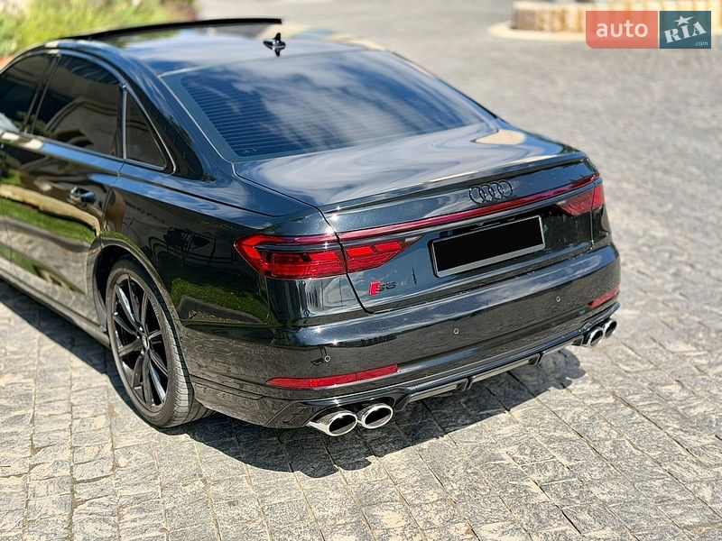 Седан Audi S8 2024 в Львове