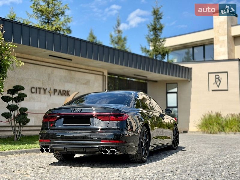 Седан Audi S8 2024 в Львове