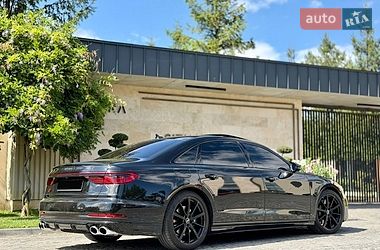 Седан Audi S8 2024 в Львове