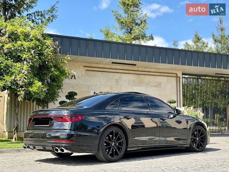 Седан Audi S8 2024 в Львове