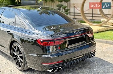 Седан Audi S8 2024 в Львове