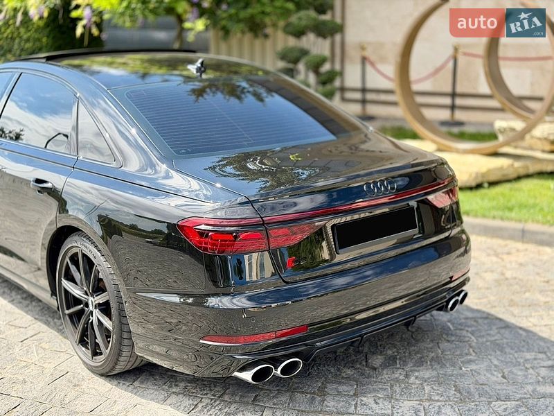 Седан Audi S8 2024 в Львове