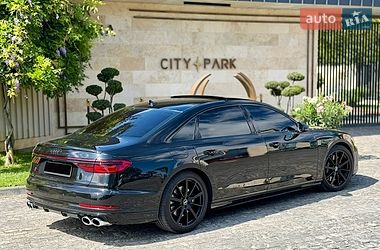 Седан Audi S8 2024 в Львове