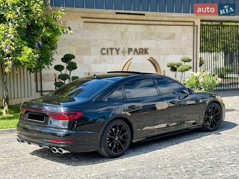 Седан Audi S8 2024 в Львове