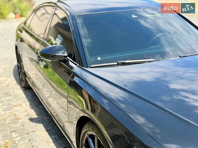 Седан Audi S8 2024 в Львове