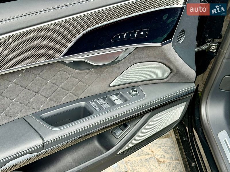 Седан Audi S8 2024 в Львове