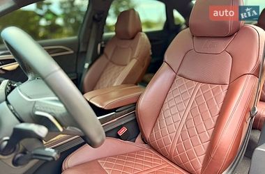 Седан Audi S8 2024 в Львове