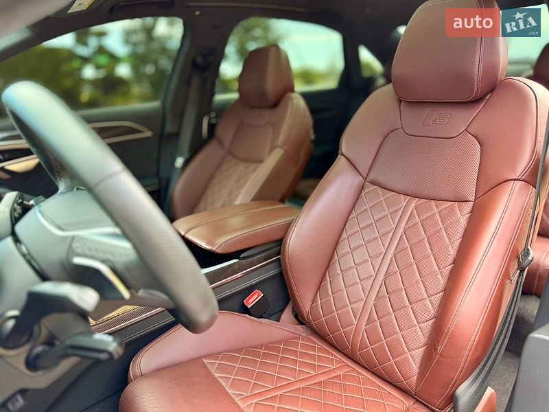 Седан Audi S8 2024 в Львове