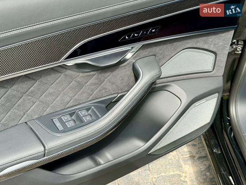 Седан Audi S8 2024 в Львове