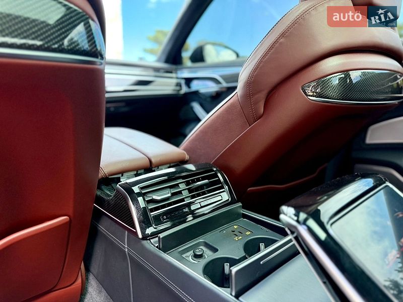 Седан Audi S8 2024 в Львове