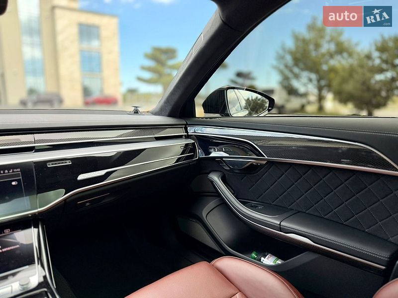 Седан Audi S8 2024 в Львове