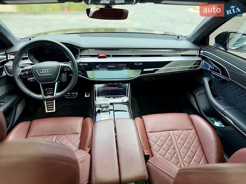 Седан Audi S8 2024 в Львове