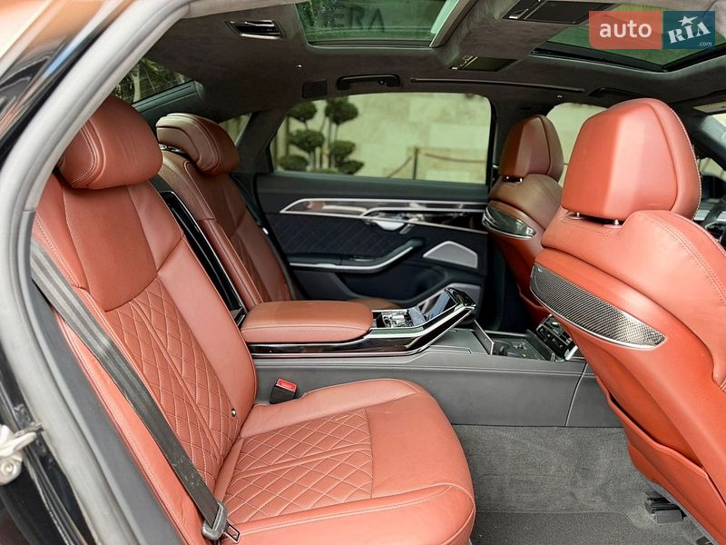 Седан Audi S8 2024 в Львове