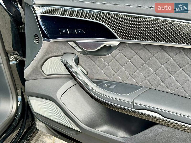 Седан Audi S8 2024 в Львове