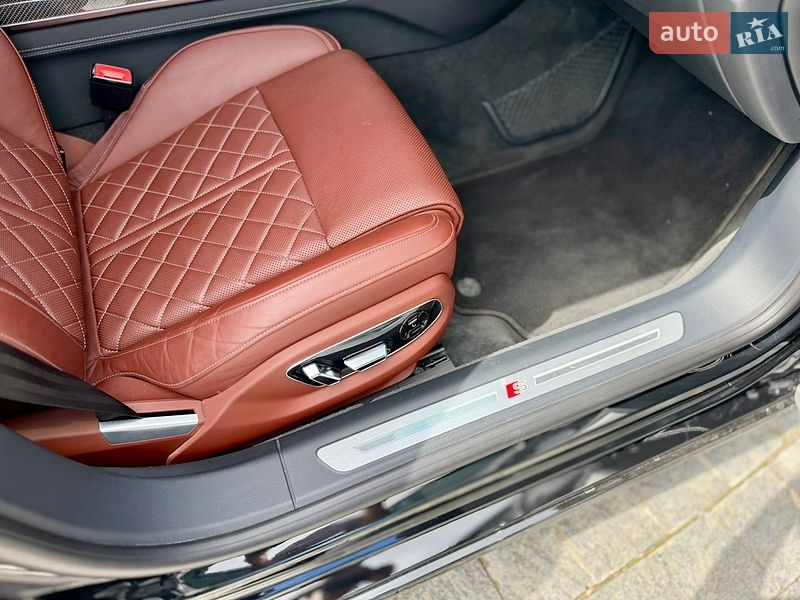 Седан Audi S8 2024 в Львове