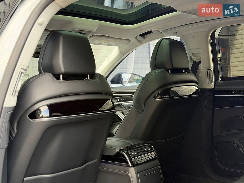 Седан Audi S8 2023 в Киеве