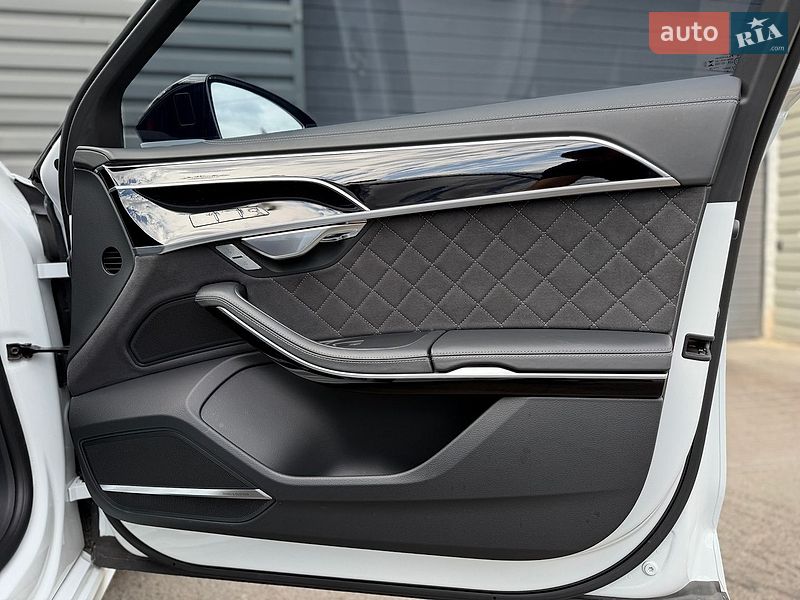 Седан Audi S8 2023 в Киеве