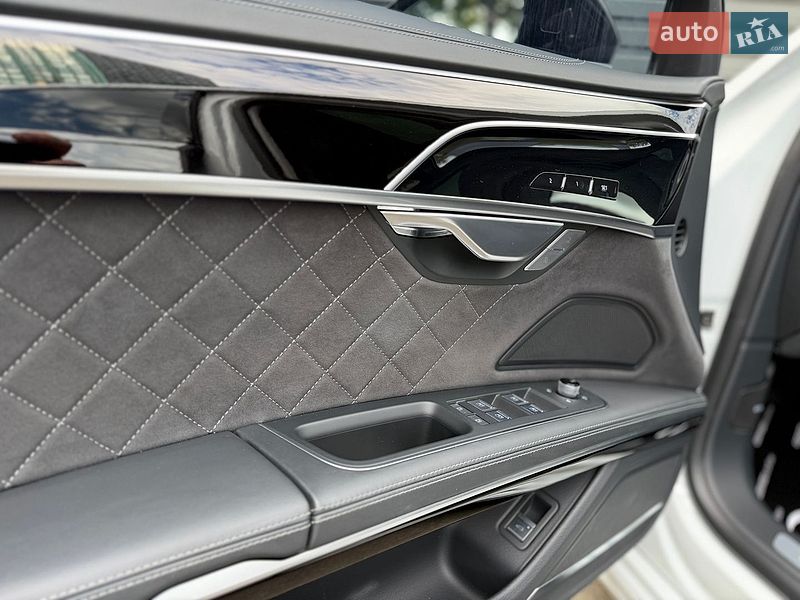 Седан Audi S8 2023 в Киеве