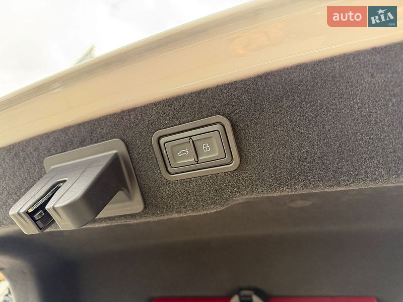Седан Audi S8 2023 в Киеве