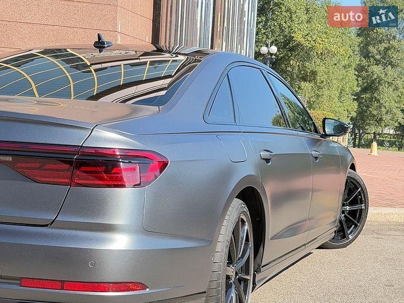 Седан Audi S8 2023 в Києві