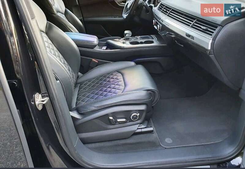 Внедорожник / Кроссовер Audi SQ7 2016 в Карловке