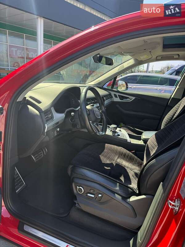 Позашляховик / Кросовер Audi SQ7 2017 в Первомайську