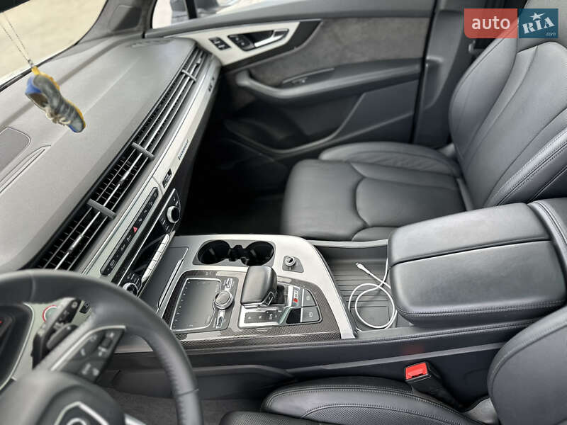 Внедорожник / Кроссовер Audi SQ7 2017 в Ужгороде