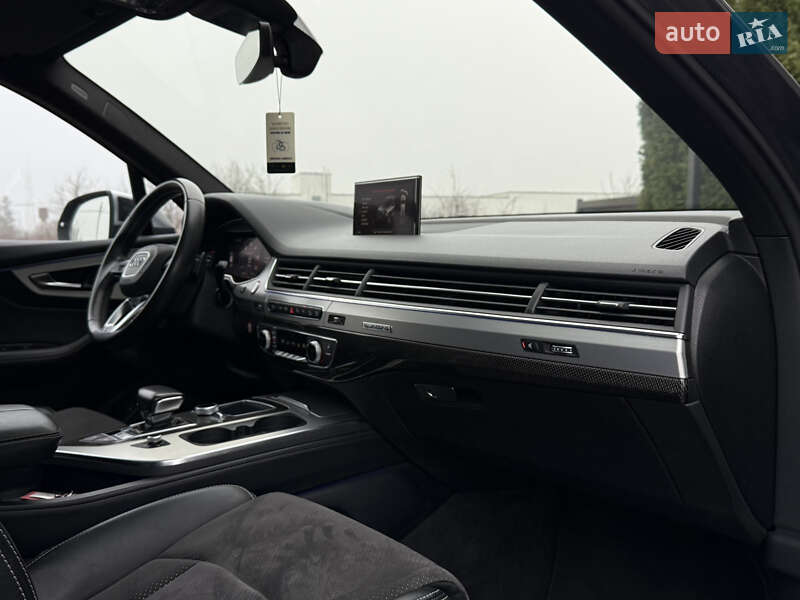 Позашляховик / Кросовер Audi SQ7 2017 в Стрию