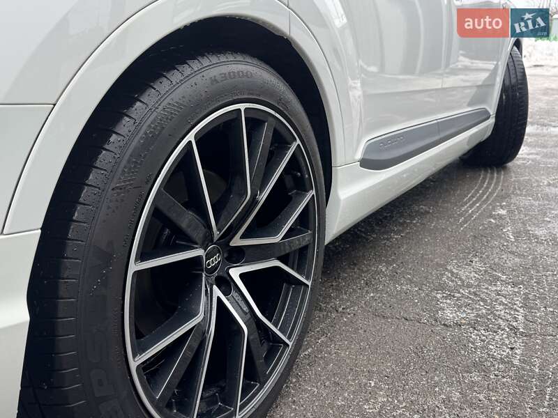 Внедорожник / Кроссовер Audi SQ7 2017 в Тернополе