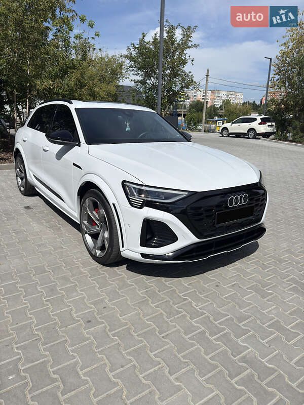 Внедорожник / Кроссовер Audi SQ8 e-tron 2023 в 
