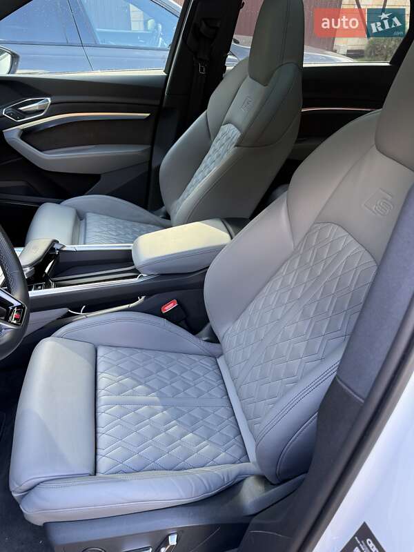 Позашляховик / Кросовер Audi SQ8 Sportback e-tron 2023 в Києві