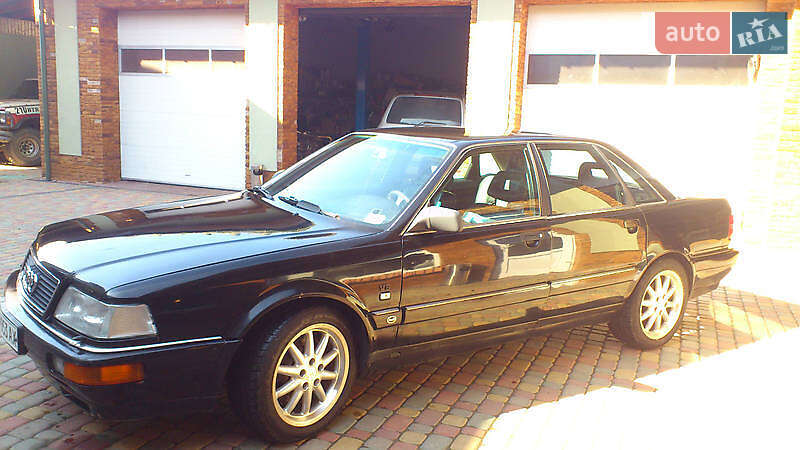 Седан Audi V8 1991 в Ужгороде