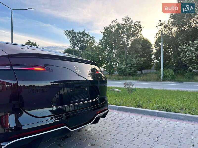 Седан Avatr 12 2024 в Тернополі
