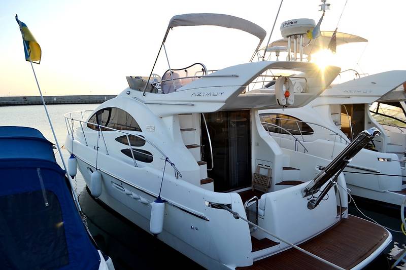 Моторна яхта Azimut Bennetti 2004 в Києві