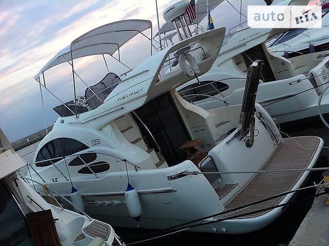 Моторна яхта Azimut Bennetti 2004 в Києві