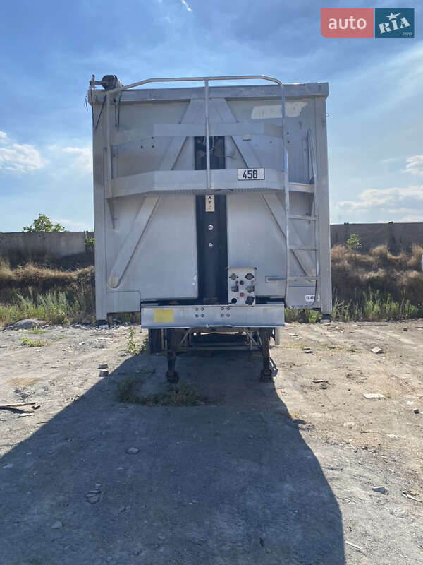 Зерновоз - напівпричіп Benalu Benalu 2005 в Южному