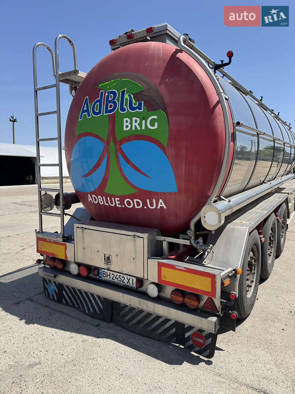 Цистерна полуприцеп Benalu TF 2003 в Одессе