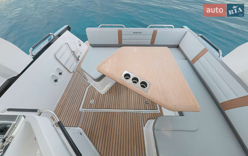Моторная яхта Beneteau Gran Turismo 2022 в Киеве фото 8 Моторная яхта Beneteau Gran Turismo 2022 в Киеве